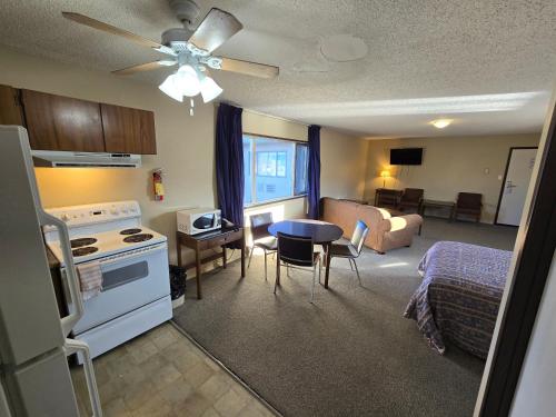 a room with a kitchen and a living room at Capri Motor Inn in Smithers