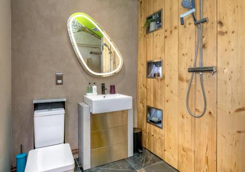 a bathroom with a sink and a mirror at Cysgu Llwynog in Llannor
