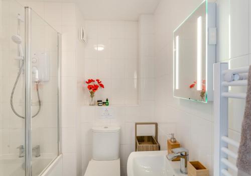 biała łazienka z toaletą i umywalką w obiekcie Lock Cottage w mieście Lockton
