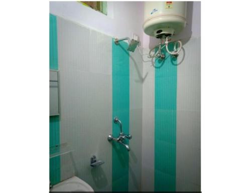 RudraprayāgにあるHotel Govind, Rudrapryagのバスルーム(シャワー、トイレ、洗面台付)