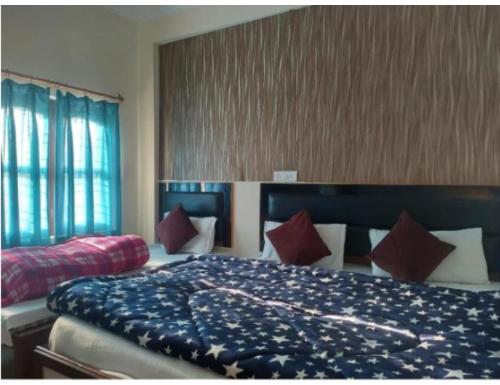 A bed or beds in a room at Hotel Govind, Rudrapryag