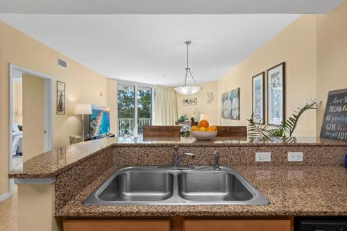 cocina con fregadero y encimera en Entire Condo - Palms of Destin Paradise en Destin