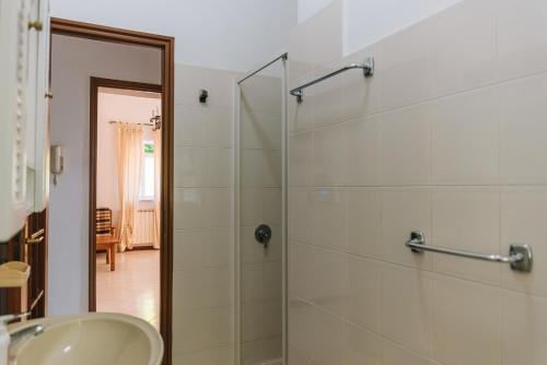 ein Bad mit einer Dusche und einem Waschbecken in der Unterkunft Portysud in Lipari