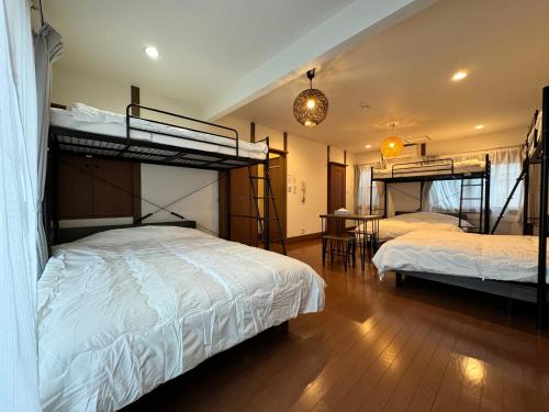 大阪市にあるExsaison 桃谷のベッドルーム1室(二段ベッド2組、テーブル付)