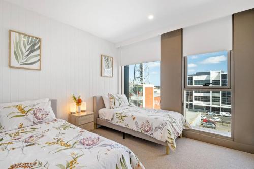 sypialnia z 2 łóżkami i oknem w obiekcie Metropolitan Vue - Cultural Core of Geelong w mieście Geelong