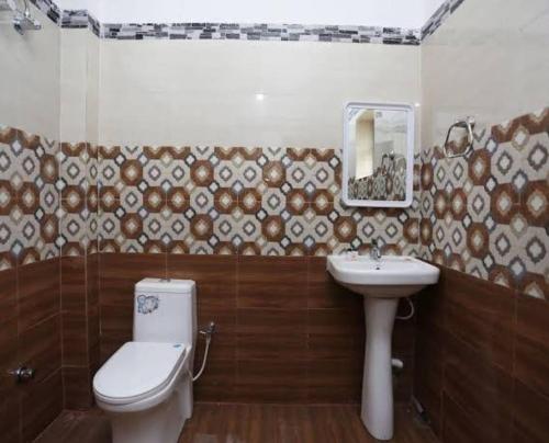 ブバネーシュワルにあるVENTURE INNのバスルーム(トイレ、洗面台付)