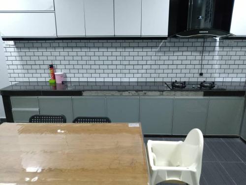Küche/Küchenzeile in der Unterkunft Cempaka Homestay Batu Pahat 93