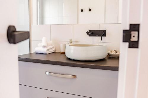 eine Küchentheke mit einer weißen Schüssel auf einem Waschbecken in der Unterkunft Diamond Skies in Bicheno