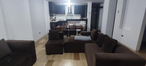 uma sala de estar com um sofá e uma sala de jantar em DEPARTAMENTO AMOBLADO em Cajamarca