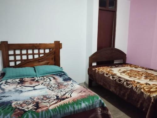 um quarto com 2 camas individuais num quarto em DEPARTAMENTO AMOBLADO em Cajamarca