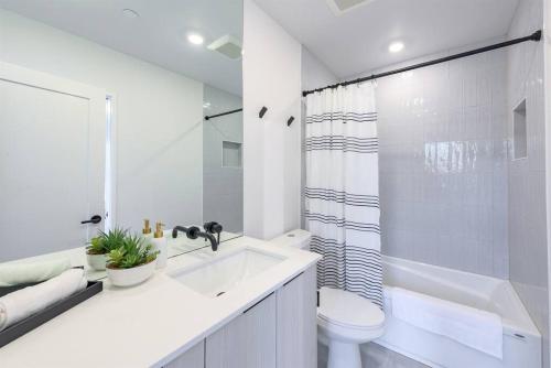 Baño blanco con lavabo y aseo en Seattle Charm, near university,3 BR,W&D, fast wifi en Seattle