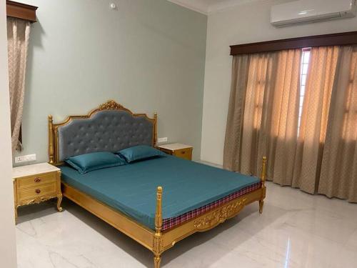 1 dormitorio con 1 cama con sábanas azules y almohadas azules en LUXURY HOMES nearest to lakes and old city, en Udaipur