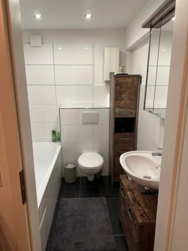 La salle de bains est pourvue de toilettes et d'un lavabo. dans l'établissement Luxus Apartment in Center Dusseldorf - 2 Rooms, à Düsseldorf