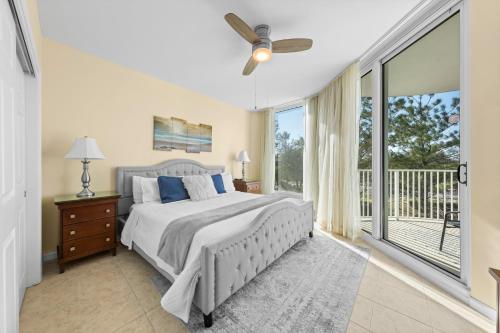 een slaapkamer met een bed en een groot raam bij Entire Condo - Palms of Destin Paradise in Destin