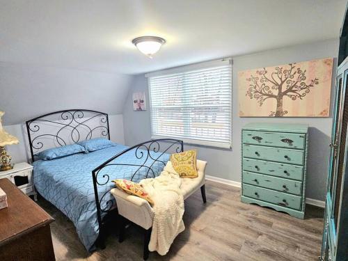 Postel nebo postele na pokoji v ubytování Gorgeous A-Frame on Cedar Lake