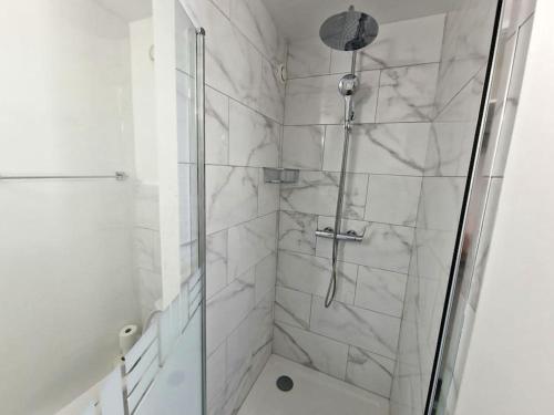 a bathroom with a shower with a glass door at The Studio cosy à Marigot in Marigot