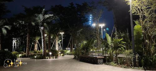 nachts ein Park mit Palmen und Lichtern in der Unterkunft Anna House Homestay in Kim Quan