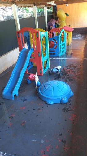 a bunch of play equipment in a play room at Chácara Recanto do Guerreiro em Aruja in Arujá