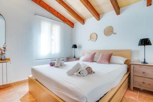 インカにあるVilla PORXETのベッドルーム1室(大きな白いベッド1台、タオル付)