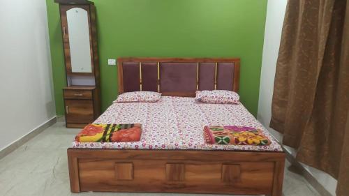 Una cama o camas en una habitación de Hotel krushan kunj