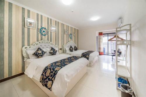 1 dormitorio con 2 camas y escalera en Pazhou Yi Xiu Boutique Apartment, en Guangzhou