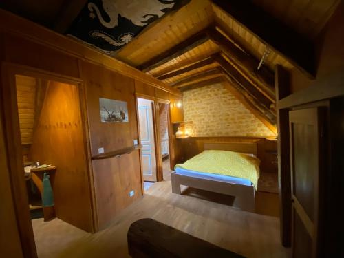 an attic bedroom with a bed in a room at Gîte de Lespinasse in Saint-Cernin
