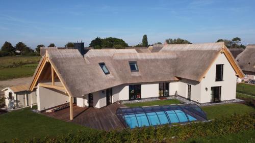 an aerial view of a house with a roof at Ferienhaus Inselglück in der Puddeminer Wiek in Poseritz