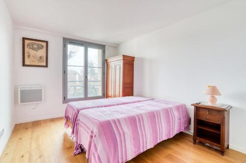 Un pat sau paturi într-o cameră la Rue de Montreuil à Versailles