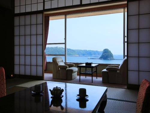 sala de estar con vistas al agua en Kurofune Hotel, en Shimoda