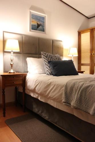 ein Schlafzimmer mit einem Bett mit zwei Lampen in der Unterkunft Ka maxakeni guesthouse in Maputo