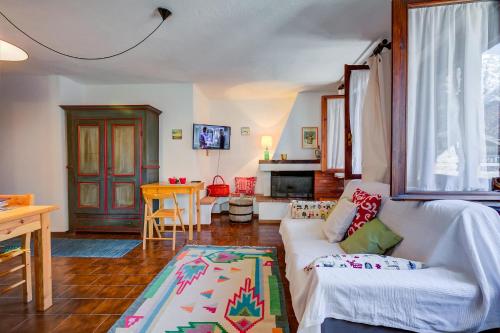 sala de estar con sofá blanco y mesa en Paquita's Home - San Sicario Borgo - Happy Rentals, en Cesana Torinese