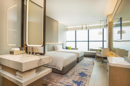 Postel nebo postele na pokoji v ubytování Wyndham Foshan Nanhai