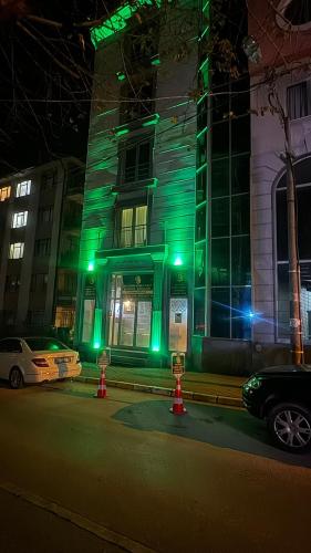 um edifício verde com um carro estacionado em frente em Balikesir karesi grup konaklama pansiyon em Balıkesir