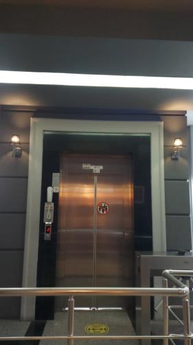 un ascensor de metal en un edificio con puerta en Balikesir karesi grup konaklama pansiyon, en Balıkesir