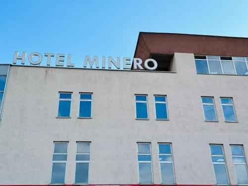 un cartel de hotel minerva en la parte superior de un edificio en HOTEL MINERO en Tuzla