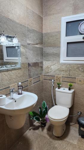uma casa de banho com um WC e um lavatório em Madinaty apartment شقة فندقية مفروشة سوبر لوكس في مدينتي em Madinaty