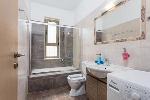 a bathroom with a toilet and a sink and a shower at Villa Arda in Litsárdha