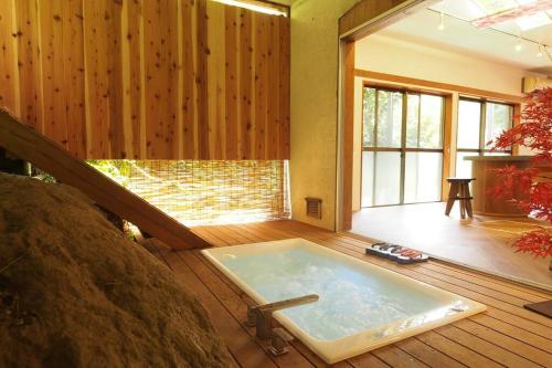 a jacuzzi tub in the middle of a room at BBQ施設徒歩圏内&露天風呂付き&箱根を大勢で遊びたい &癒されたい in Gora