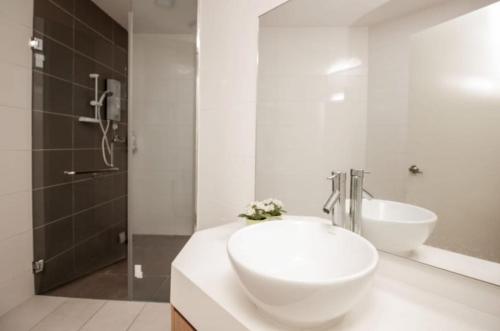 吉隆坡的住宿－Crest residence，白色的浴室设有水槽和淋浴。