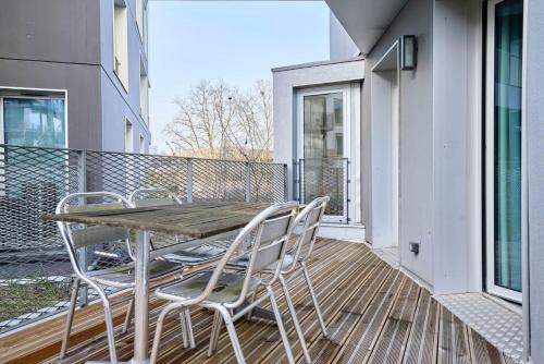 Ban công/sân hiên tại Appartement proche métro & 2 balcons + parking