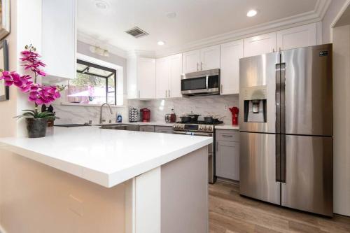Kjøkken eller kjøkkenkrok på Distinct 3BR House + Game Room, Fireplace & Patio