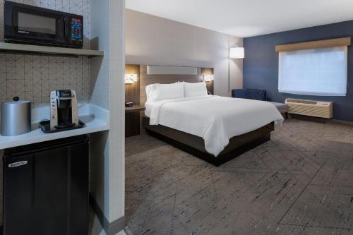 Кровать или кровати в номере Holiday Inn Express Hotel & Suites Center Township by IHG