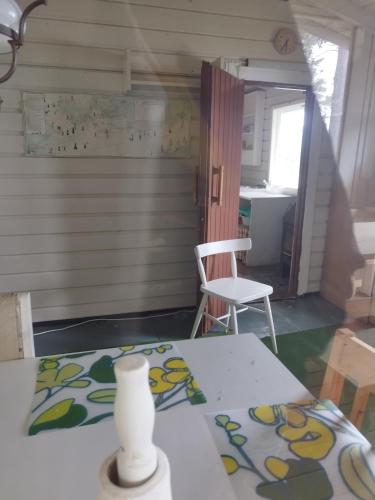 une table et une chaise dans une pièce dans l'établissement Topsala Seaside, à Houtskari