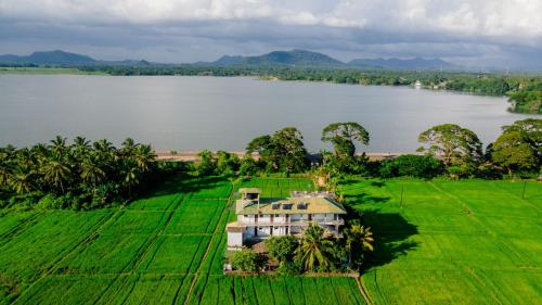 una vista aérea de una casa junto a un lago en Serene Park Hotel By Ark, en Tissamaharama