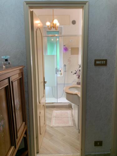 uma casa de banho com um chuveiro e um lavatório. em MAISON IVA & GIO' OLD STYLE em Gênova