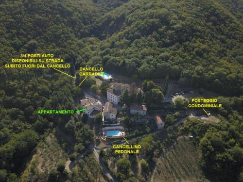 Vue aérienne d'un village dans une forêt dans l'établissement Vicino circuito Mugello, Panoramico con piscina, à Bovecchio