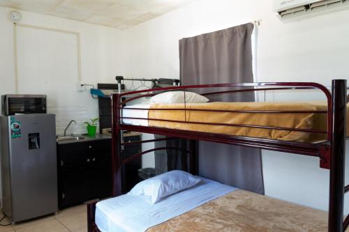 Una cama o camas en una habitación de Suites Apodaca