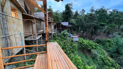 Κήπος έξω από το Chakerpor bamboo house 1