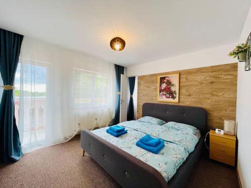 - une chambre avec un lit doté d'oreillers bleus dans l'établissement Charming Home by Feleacu, à Feleacu