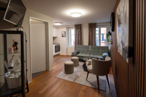 sala de estar con sofá y silla en WELCOME APARTMENTS - Luzern, en Lucerna